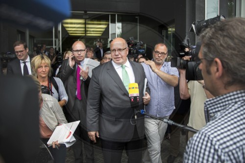 Altmaier verlaesst Bundespressekonferenz nach Feueralarm