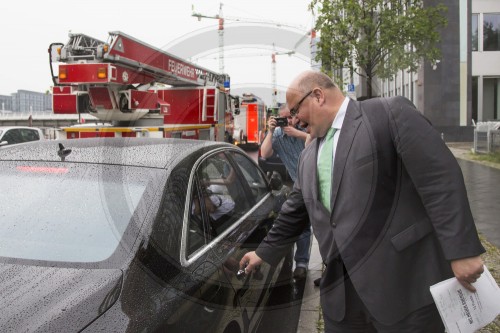 Altmaier verlaesst Bundespressekonferenz nach Feueralarm