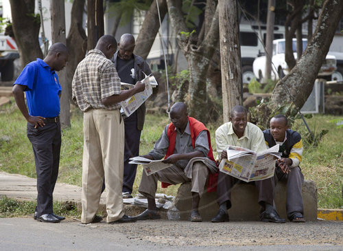 Zeitung lesen in Kenia