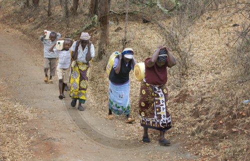 Familie holt Wasser in Kenia