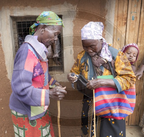 Alte Frauen in Kenia