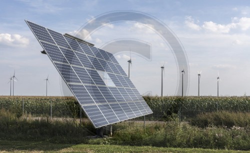 Photovoltaianlage vor Windkraftanlagen