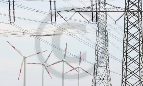 Windenergie und Stromleitungen
