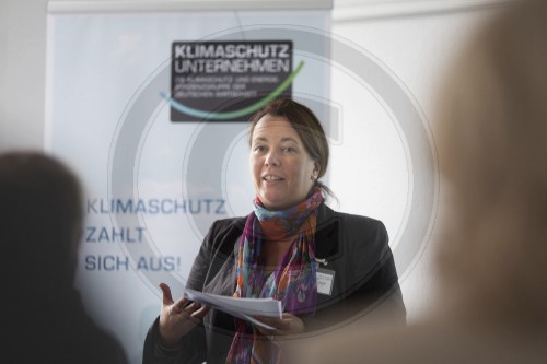 Ursula Heinen-Esser, Staatssekretaerin im BMU zeichnet das Unternehmen SCA Hygiene Products SE als neues Klimaschutz-Unternehmen aus