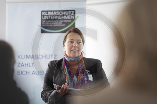 Ursula Heinen-Esser, Staatssekretaerin im BMU zeichnet das Unternehmen SCA Hygiene Products SE als neues Klimaschutz-Unternehmen aus