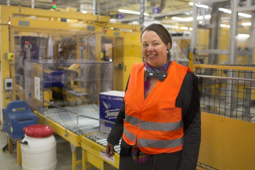 Ursula Heinen-Esser, Staatssekretaerin im BMU zeichnet das Unternehmen SCA Hygiene Products SE als neues Klimaschutz-Unternehmen aus