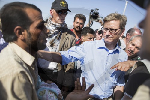 Westerwelle besucht Fluechtlingslager