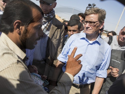 Westerwelle besucht Fluechtlingslager