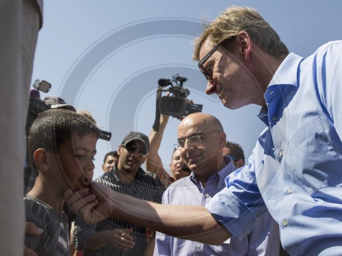 Westerwelle besucht Fluechtlingslager