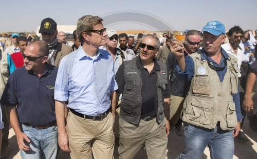 Westerwelle besucht Fluechtlingslager