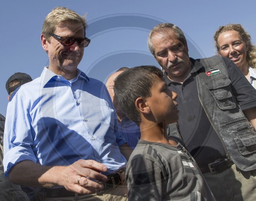 Westerwelle besucht Fluechtlingslager