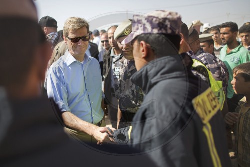 Westerwelle besucht Fluechtlingslager