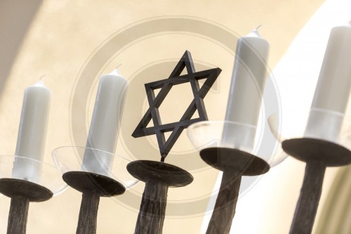 Menora, ein siebenarmiger Leuchter in der Synagoge