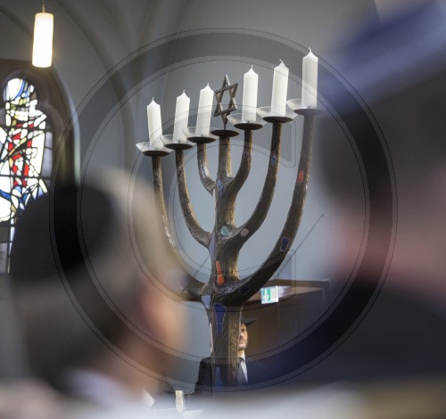 Menora, ein siebenarmiger Leuchter in der Synagoge