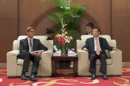 Guido WESTERWELLE , FDP , Bundesaussenminister und Chen Zhenggao, Gouverneur der Provinz Lianoing