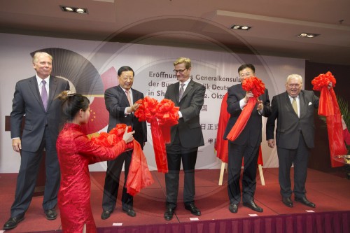 Guido WESTERWELLE , FDP , Bundesaussenminister und Chen Zhenggao, Gouverneur der Provinz Lianoing