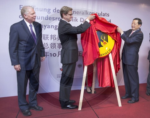 Guido WESTERWELLE , FDP , Bundesaussenminister und Chen Zhenggao, Gouverneur der Provinz Lianoing