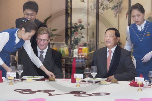 Guido WESTERWELLE , FDP , Bundesaussenminister und Chen Zhenggao, Gouverneur der Provinz Lianoing