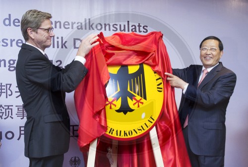 Guido WESTERWELLE , FDP , Bundesaussenminister und Chen Zhenggao, Gouverneur der Provinz Lianoing