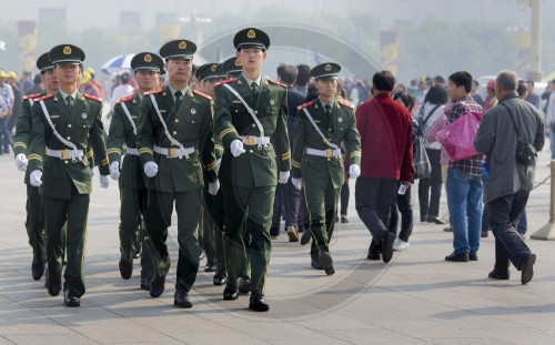 Soladaten und Zivilisten auf dem Tiananmen Platz