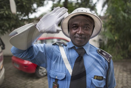 Polizist in Douala / Kamerun