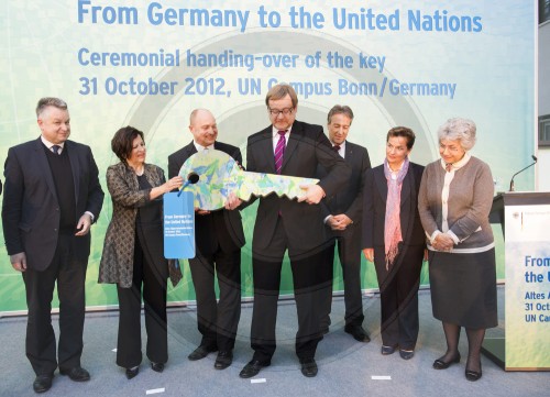 Schluesseluebergabe an die UN im Altes Abgeordnetenhochhaus in Bonn