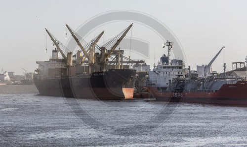 Schiffe im Hafen von Douala