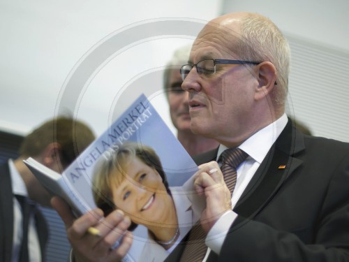 Volker Kauder liest Merkel