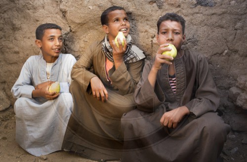 Aegyptische Jungen mit Obst