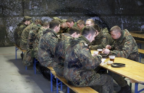 Soldaten beim Erbseneintopf