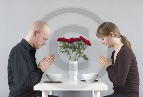 Mann und Frau beten