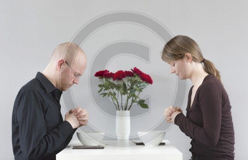 Mann und Frau beten