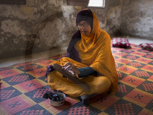 Frau schreibt Koranverse auf