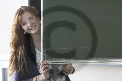 Schueler in einem Gymnasium guckt aus der Tafel