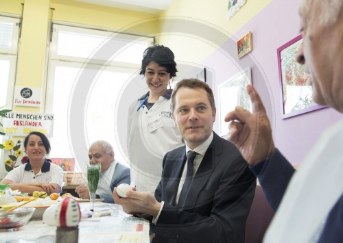 Daniel Bahr besucht Pflegeeinrichtung