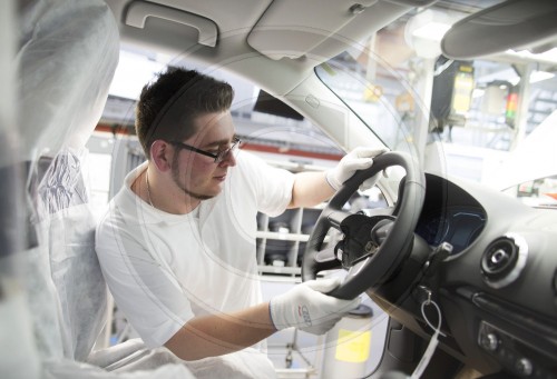 Montage von Lenkraedern im AUDI A3