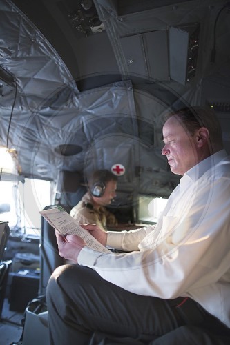 Bundesentwicklungsminister Dirk Niebel in einer Transall auf dem Flug nach Mopti