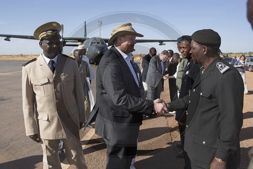 Bundesentwicklungsminister Dirk Niebel und seine Delegation wird in Mopti begruesst