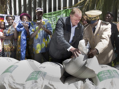 Bundesentwicklungsminister Dirk Niebel uebergibt Lebensmittelspende in Mali
