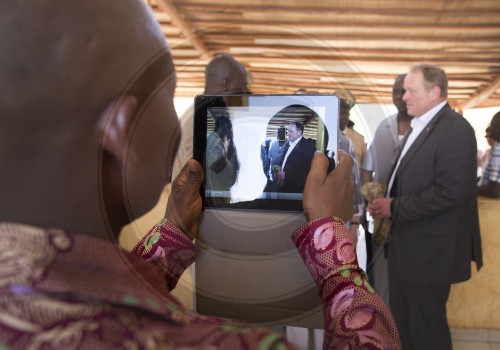 Bundesentwicklungsminister Dirk Niebel wird mit ipad fotografiert