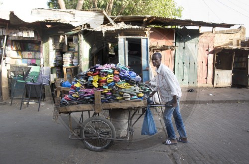 Haendler auf dem Markt in Bamako