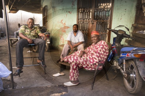 Maennerrunde auf dem Markt in Bamako