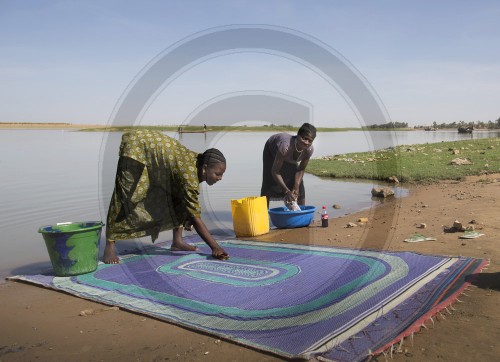 Frauen waschen ihre Waesche im Niger bei Mopti in Mali