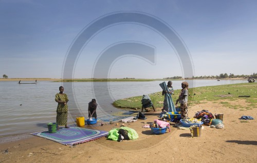 Frauen waschen ihre Waesche im Niger bei Mopti in Mali