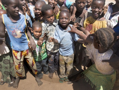 Menschen im Fluechtlingslager Sevare in Mopti in Mali