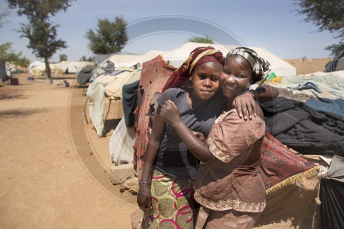 Menschen im Fluechtlingslager Sevare in Mopti in Mali