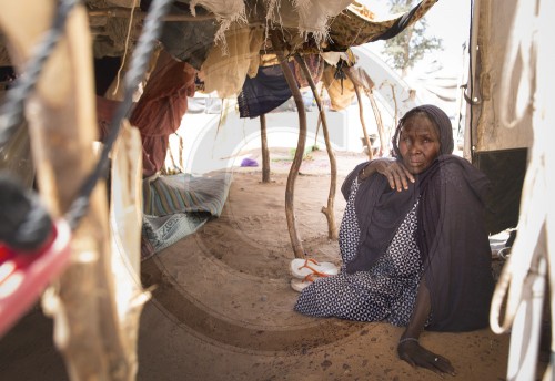 Menschen im Fluechtlingslager Sevare in Mopti in Mali