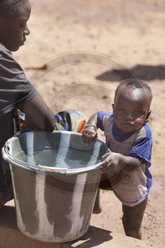 Menschen im Fluechtlingslager Sevare in Mopti in Mali