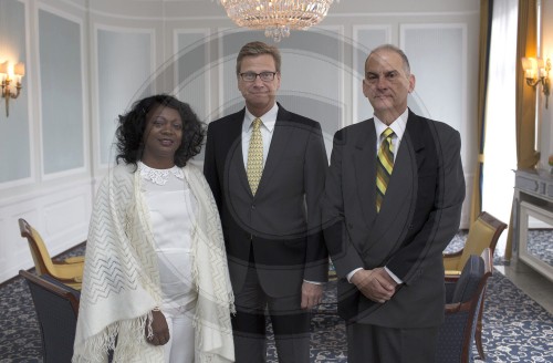 Bundesaussenminister Guido Westerwelle, FDP trifft li. Berta Soler, Damas de Blanco und re.Rene Gomez Manzana, Corrienete Agramontista