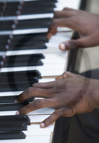 Klavierspieler in Ghana